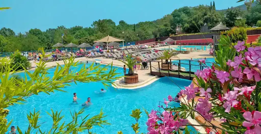 Ontspan in het waterpark op 5-sterrencamping Domaine de la Bergerie in Zuid-Frankrijk.