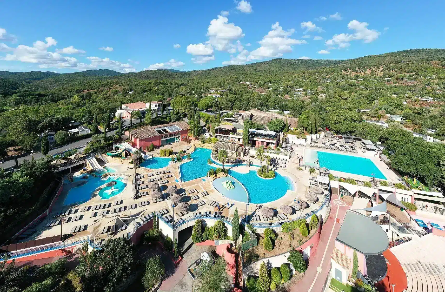 Camping 5 étoiles avec parc aquatique en Méditerranée.