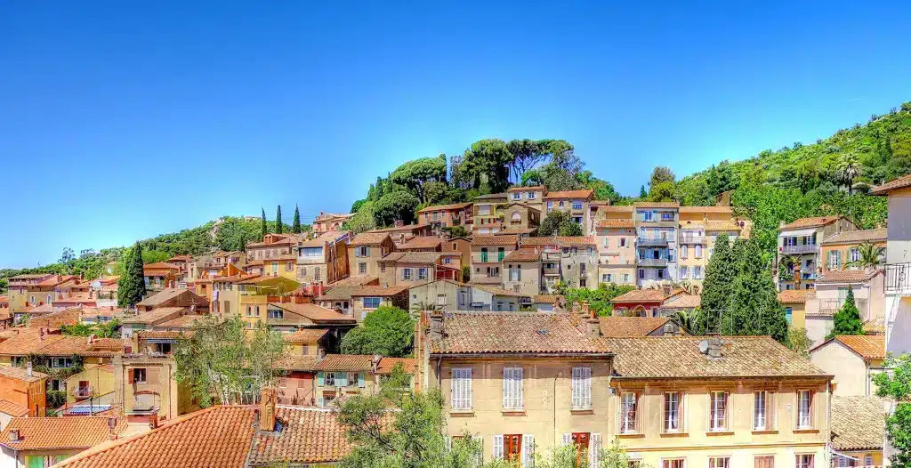 Partez à la découverte des villes et villages du Var depuis le Camping du Domaine de la Bergerie.